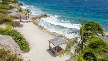 Plage, chaises longues, serviettes de plage