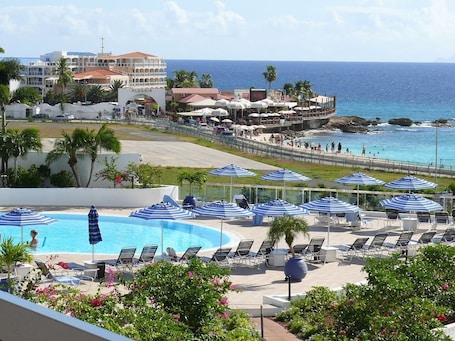 Außenpool. Tropical Gem! Watch Jets Fly into Airport+Ocean Beach+Garden Views+MANY PERKS!!!