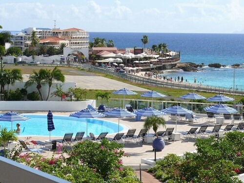 Tropical Gem! Watch Jets Fly into Airport+Ocean Beach+Garden Views+MANY PERKS!!!