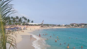Playa en los alrededores y toallas de playa