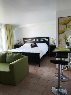 Coffre-fort, bureau, fer et planche à repasser, accès au Wi-Fi (inclus)