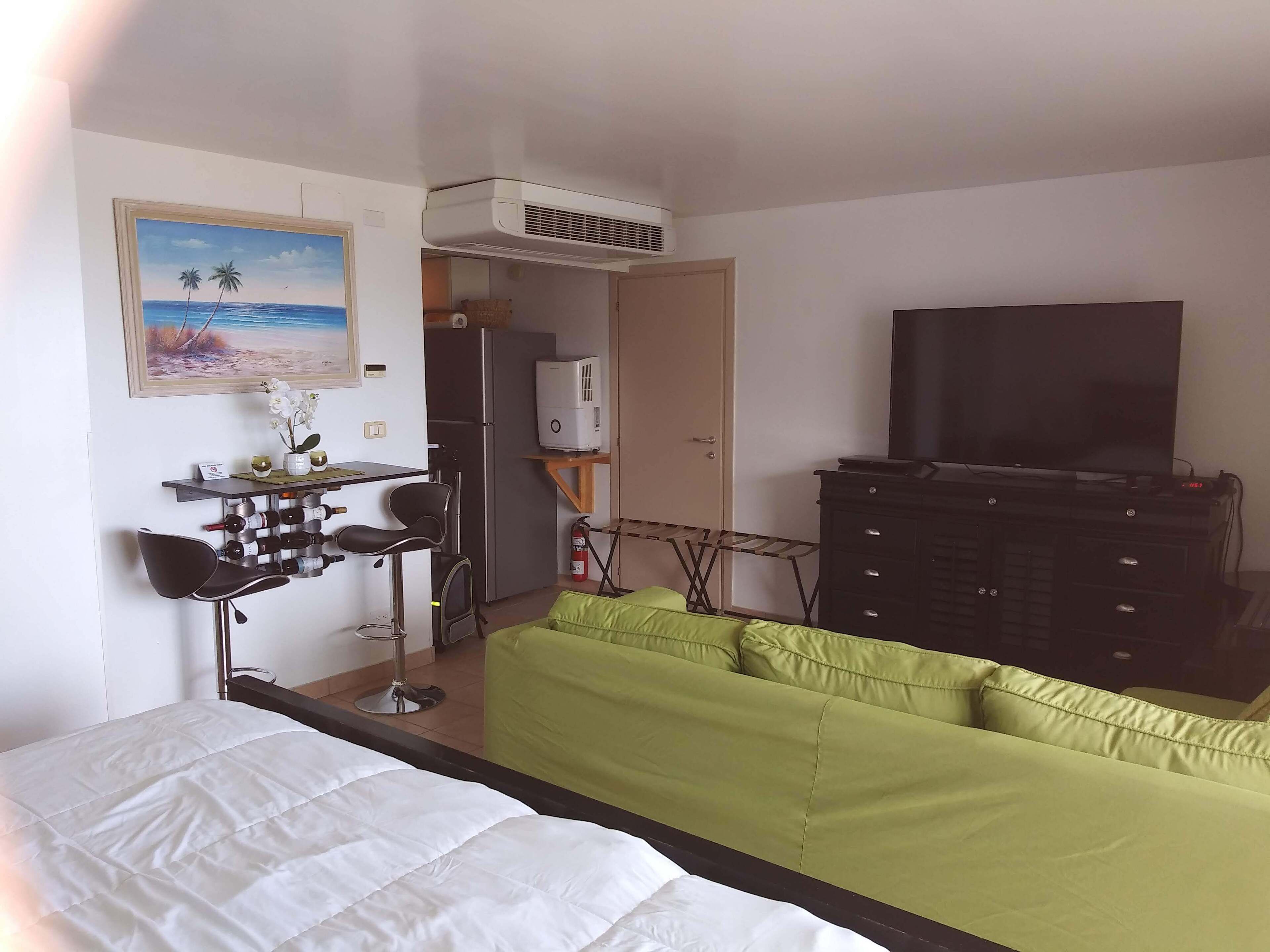 Caja de seguridad en la habitación y escritorio 