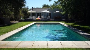 Alberca al aire libre y alberca climatizada