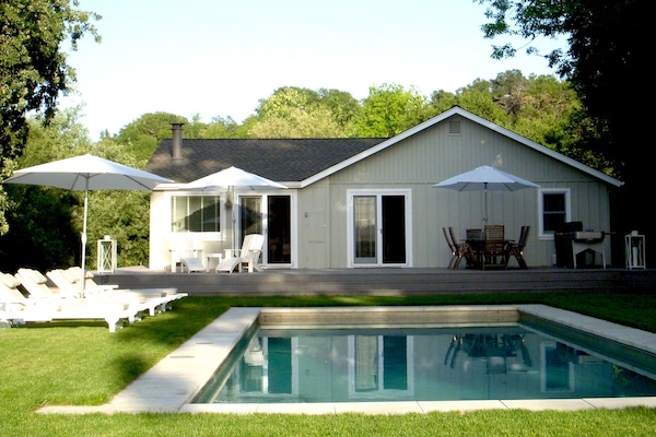 Una piscina al aire libre, una piscina climatizada