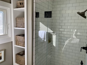 Douche, sĂšche-cheveux, serviettes fournies, savon