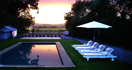 Modern Farmhouse: 2021 remodel, great pool, privacy, 5min to Healdsberg