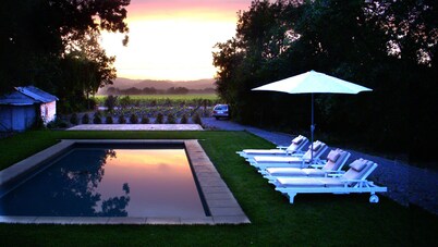 Modern Farmhouse: 2021 remodel, great pool, privacy, 5min to Healdsberg