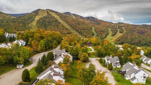 ☆ SKI ON/OFF! ☆ 2BR+ Trailside! Hot tub, pool, gym +more