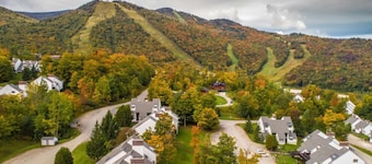 â SKI PĂ
& AV! â Lyxig trailside stadsbostad! NY Ă
ngdusch, badtunna, pool, gym + mer