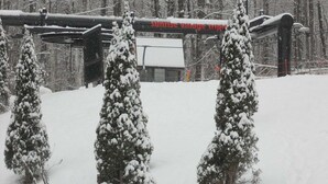 Un paisaje nevado con un cartel que dice 'Sunrise Village Inn'.