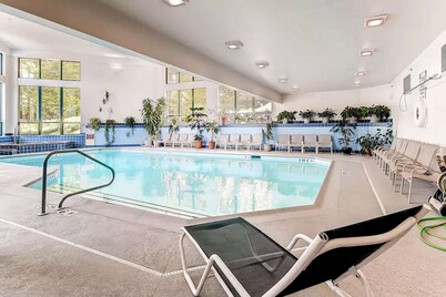 ☆ SKI ON/OFF! ☆ 2BR+ Trailside! Hot tub, pool, gym +more