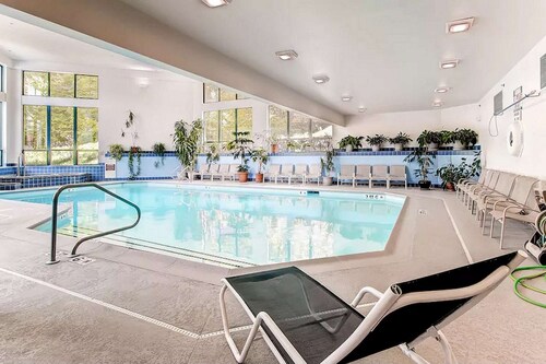 ☆ SKI ON/OFF! ☆ Luxe 2BR+ Trailside! Steam Shower, hot tub, pool, gym +more