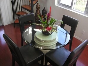 Dining - Chic Serenity in the Heart of Santa Monica - Walking Distance to the Beach (Santa Monica)