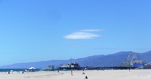 Beach nearby, sun-loungers, beach towels - Chic Serenity in the Heart of Santa Monica - Walking Distance to the Beach (Santa Monica)