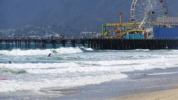 Beach nearby, sun loungers, beach towels