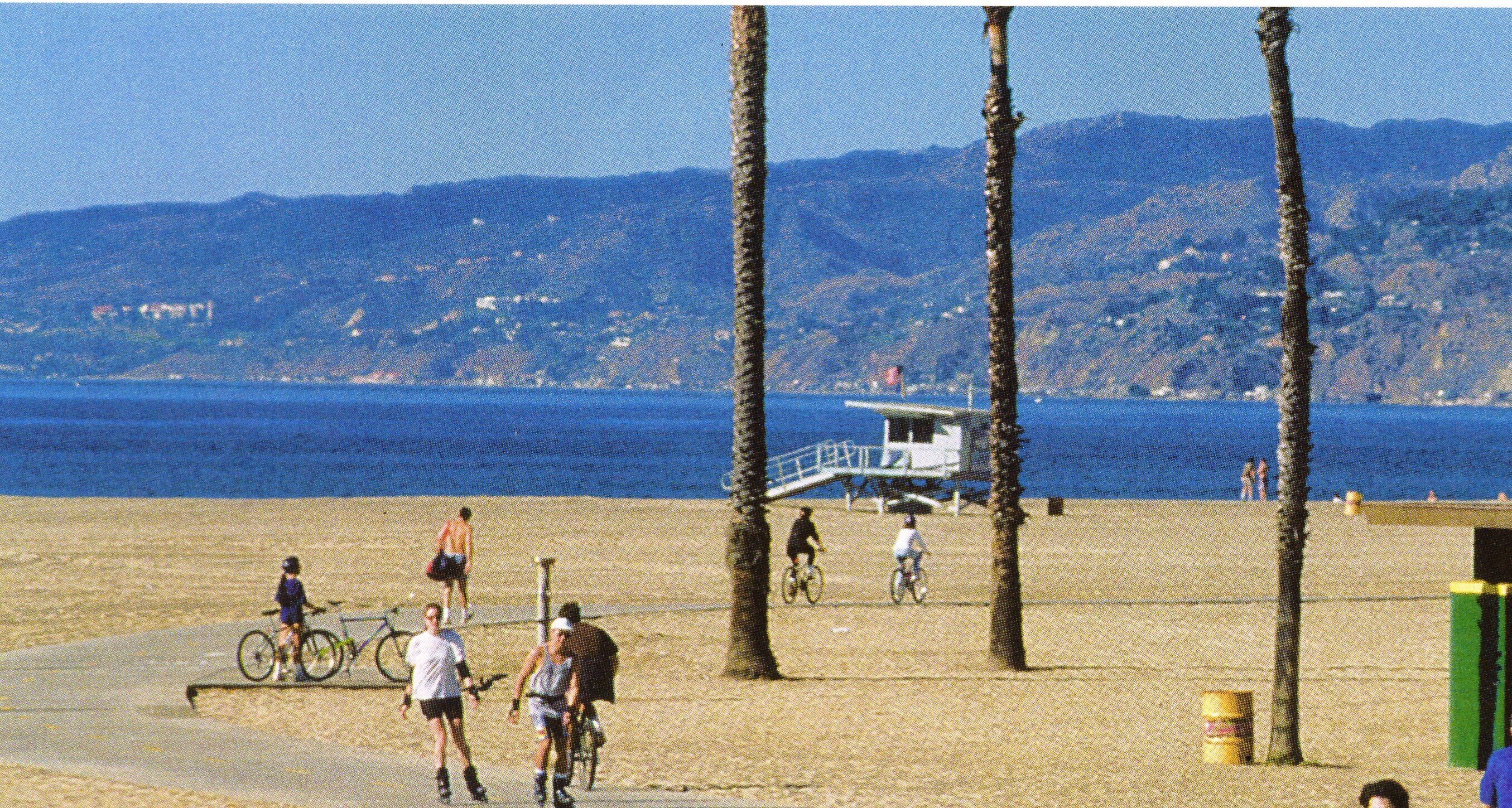 Beach nearby, sun loungers, beach towels