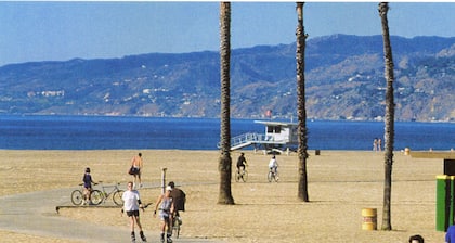 SĂ©rĂ©nitĂ© chic au cĆur de Santa Monica Ă distance de marche de la plage