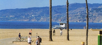 Chic Serenity in the Heart of Santa Monica - Walking Distance to the Beach