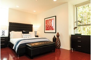 2 soverom, skrivebord, strykejern/-brett og wi-fi (inkludert)