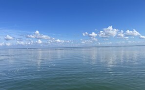 Beach nearby, sun loungers, beach towels - ☀︎🏝⛱︎ Beachfront Elegance⛱︎🏝☀︎  
[2026 Spring + Summer Weeks Available Now!] (North Captiva)