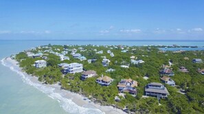Beach nearby, sun loungers, beach towels - ☀︎🏝⛱︎ Beachfront Elegance⛱︎🏝☀︎  
[2026 Spring + Summer Weeks Available Now!] (North Captiva)