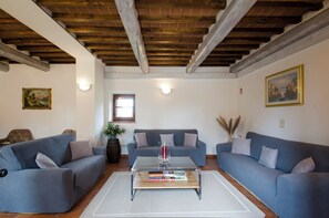 Smart TV, fireplace, DVD player, books