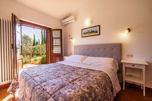 7 bedrooms, in-room safe, iron/ironing board, travel cot
