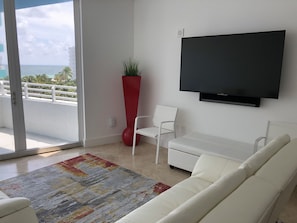 Living area - Beautiful Ocean View Apartment on the Beach with Garage with Pool And Jacuzzi  (Miami Beach)