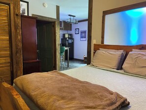 1 bedroom, iron/ironing board, travel crib, free WiFi - Art Studio: Historical Carriage House in the Poconos (Jim Thorpe)