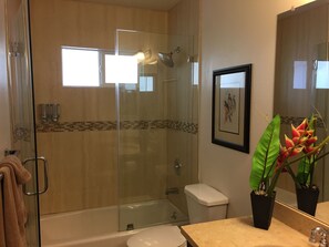 Combined shower/bathtub, hair dryer, towels, soap