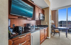 Kühlschrank, Mikrowelle, Wasserkocher mit Kaffee-/Teezubehör, Toaster