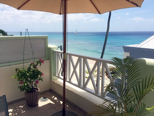 Beachfront penthouse, Speightstown, stunning West Coast, full AC, near amenities