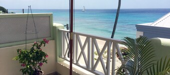 Beachfront penthouse, Speightstown, stunning West Coast, full AC, near amenities
