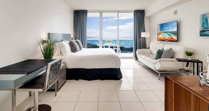 Ocean View Balcony. Pool & Hot tub. Fast Wi-Fi