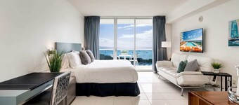 Ocean View Balcony. Pool & Hot tub. Fast Wi-Fi