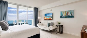 Ocean View Balcony. Pool & Hot tub. Fast Wi-Fi