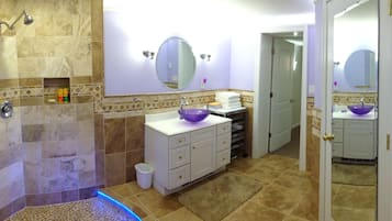 Douche, sèche-cheveux, serviettes fournies, savon