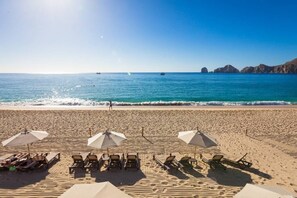 على الشاطئ، كراسي للتشمس