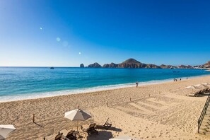 Plage, chaises longues