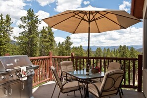 Outdoor dining - Easy SKI In SKI Out to 6 Chairlifts and Ski School at Peak 8 Breckenridge (Breckenridge)