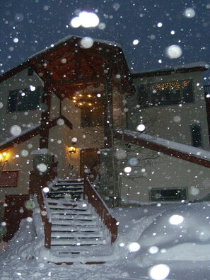 Exterior - Easy SKI In SKI Out to 6 Chairlifts and Ski School at Peak 8 Breckenridge (Breckenridge)