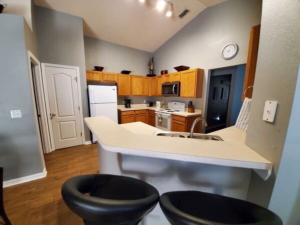 Refrigerador, microondas, horno, placa de cocina