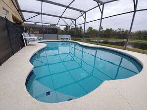 Una piscina al aire libre, una piscina climatizada