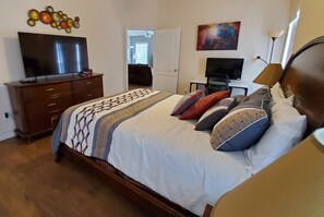 4 soverom, skrivebord, strykejern/-brett og reiseseng for barn