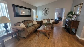 Smart TV, reproductor de DVD, futbolito, mesa de ping pong