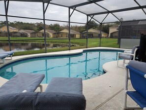 Utendørsbasseng og et oppvarmet basseng