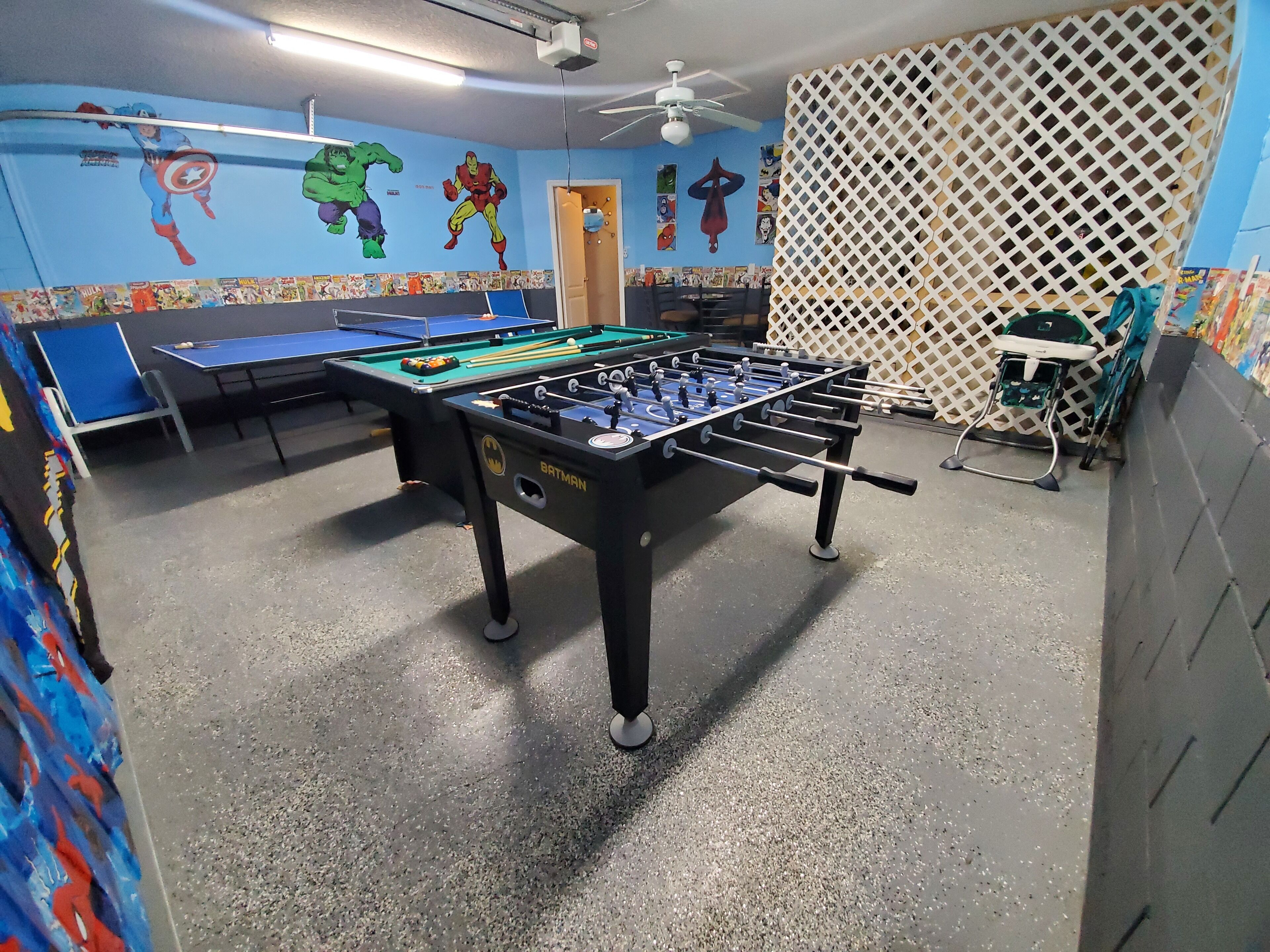 Una habitació amb taula de futbolí, taula de billar i cadira de rodes.