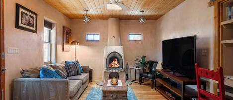 Fernseher, Kamin, Arbeitsbereiche