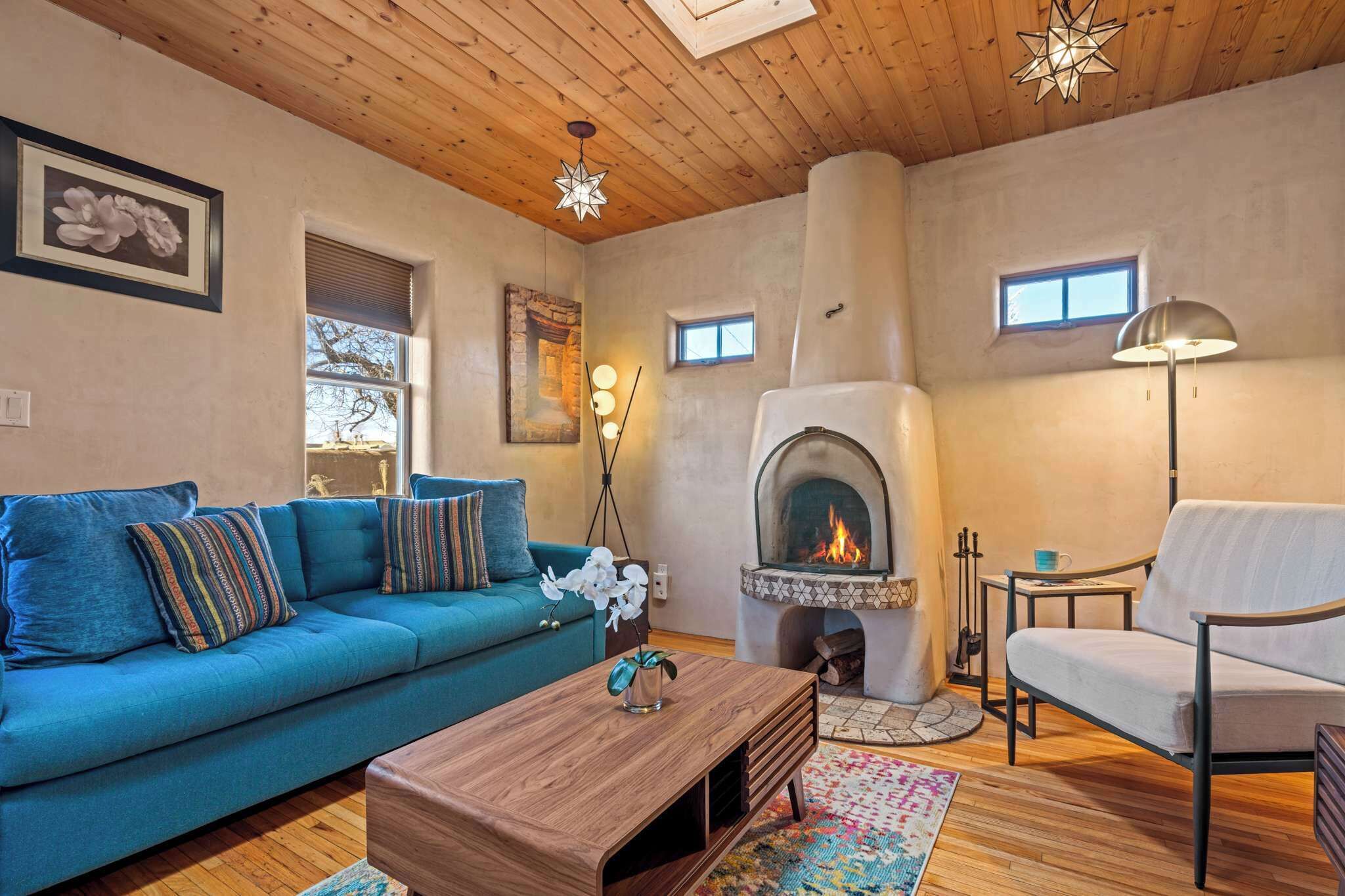 Una televisión, una chimenea, una oficina