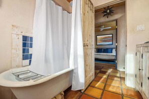 Shower, hair dryer, shampoo - Railyard Adobe Near Plaza, Kiva Fireplace (Santa Fe)